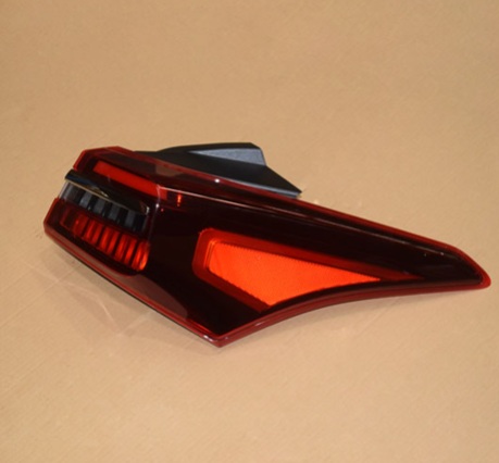 تصویر_چراغ_عقب_راست_روی_گلگیر